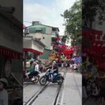 Cafes along railway in Hanoi Vietnam ベトナム　ハノイ　線路沿いのカフェ街　철도 커피숖가 하노이 베트남