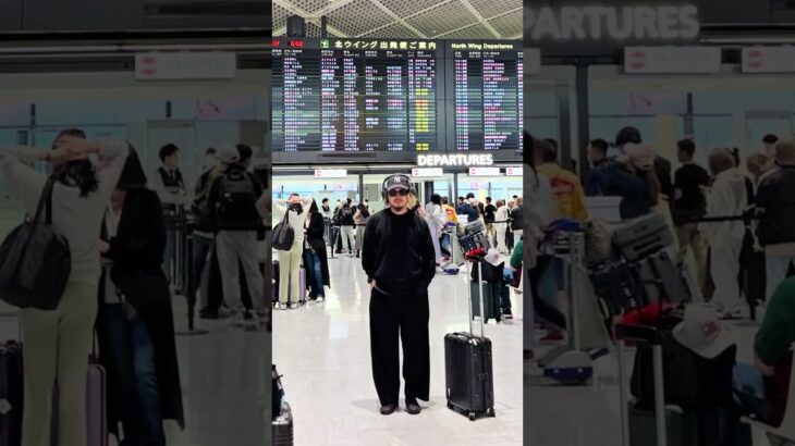 成田空港にいます。コレから🛫でホーチミンに向かいます🇻🇳ってことで、旅コーデ。飛行機機内は寒いことが多いのでロンTが丁度良くて気に入ってます。#40代コーデ #旅コーデ #ムーニーマン散歩