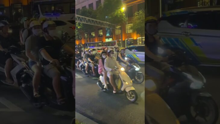 4人で乗ってるバイクあったけど！#ホーチミン#ベトナム#バイク#渋滞#hochiminh#vietnam#shorts#サイゴン#saigon#ショート#海外旅行#名物#観光#旅行#旅の思い出#旅