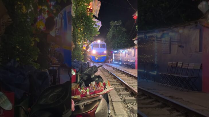 ハノイのトレインストリートを走る１両の電車　#hanoi #trainstreet #vietnam #ハノイ旅行  #ベトナム  #travel #railway #short  #train