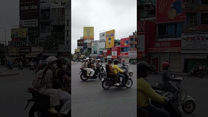バイクがいっぱいの中を手を挙げてタイミングを見計らって道を渡る体験🏍️🛵ホーチミン★ベトナム2025/10/12