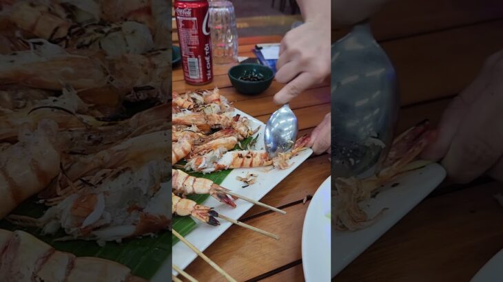 🇻🇳ニャチャンひとり旅 海老の殻ってこうやって剥くのね~#海鮮レストラン #ニャチャン #ベトナム #ひとり旅 #アラフィフ  #料理
